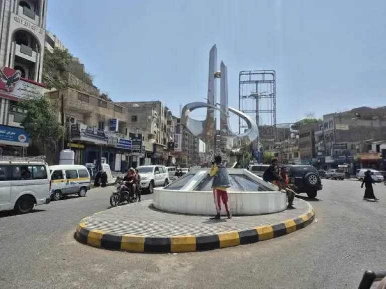 شلل مروري شامل يضرب مدينة تعز إثر إضراب شرطة المرور احتجاجاً على الاعتداءات المتكررة